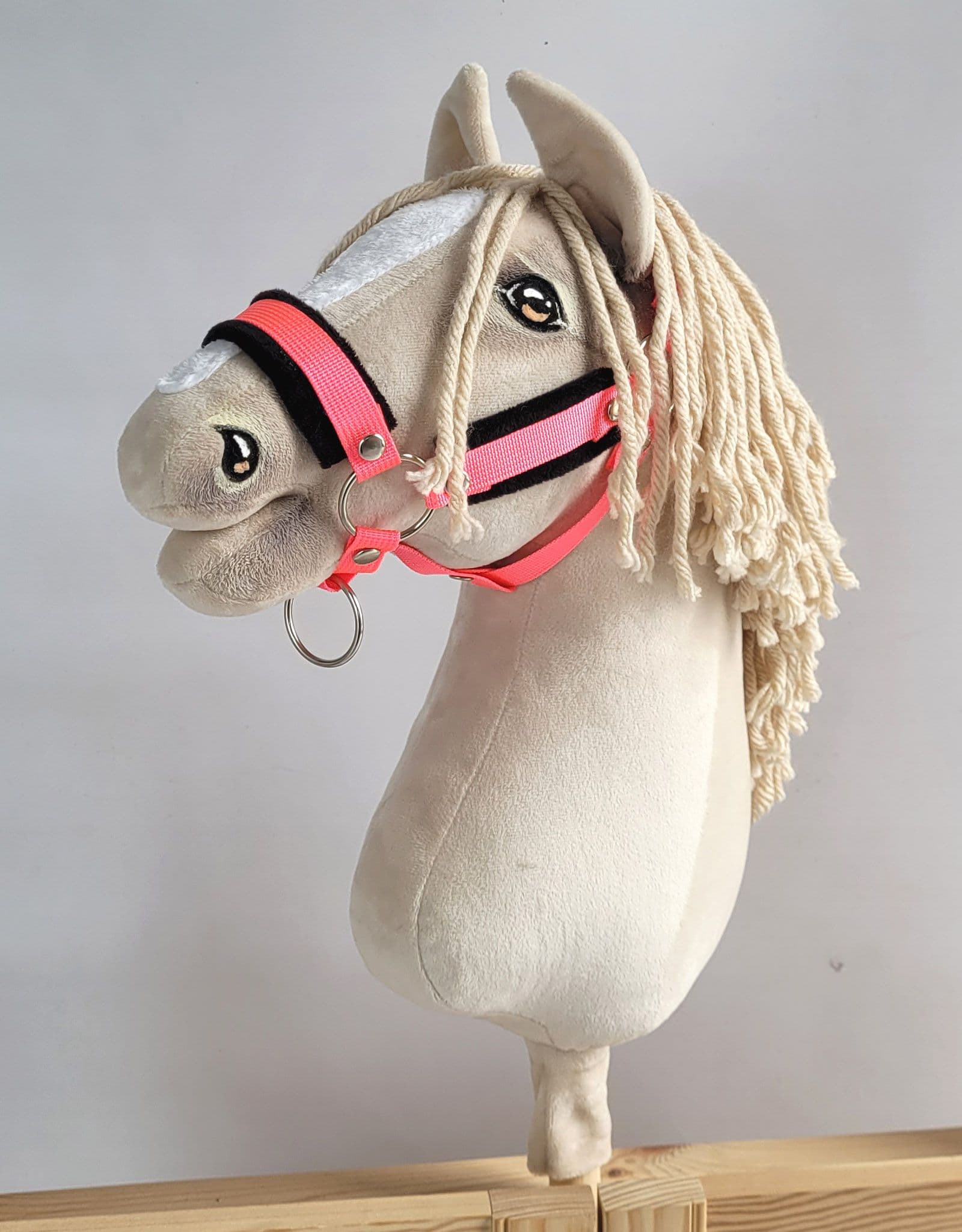 Zestaw do Hobby Horse: kantar A3 z czarnym futerkiem + uwiąz ze sznurka – neon-pink/ czarny