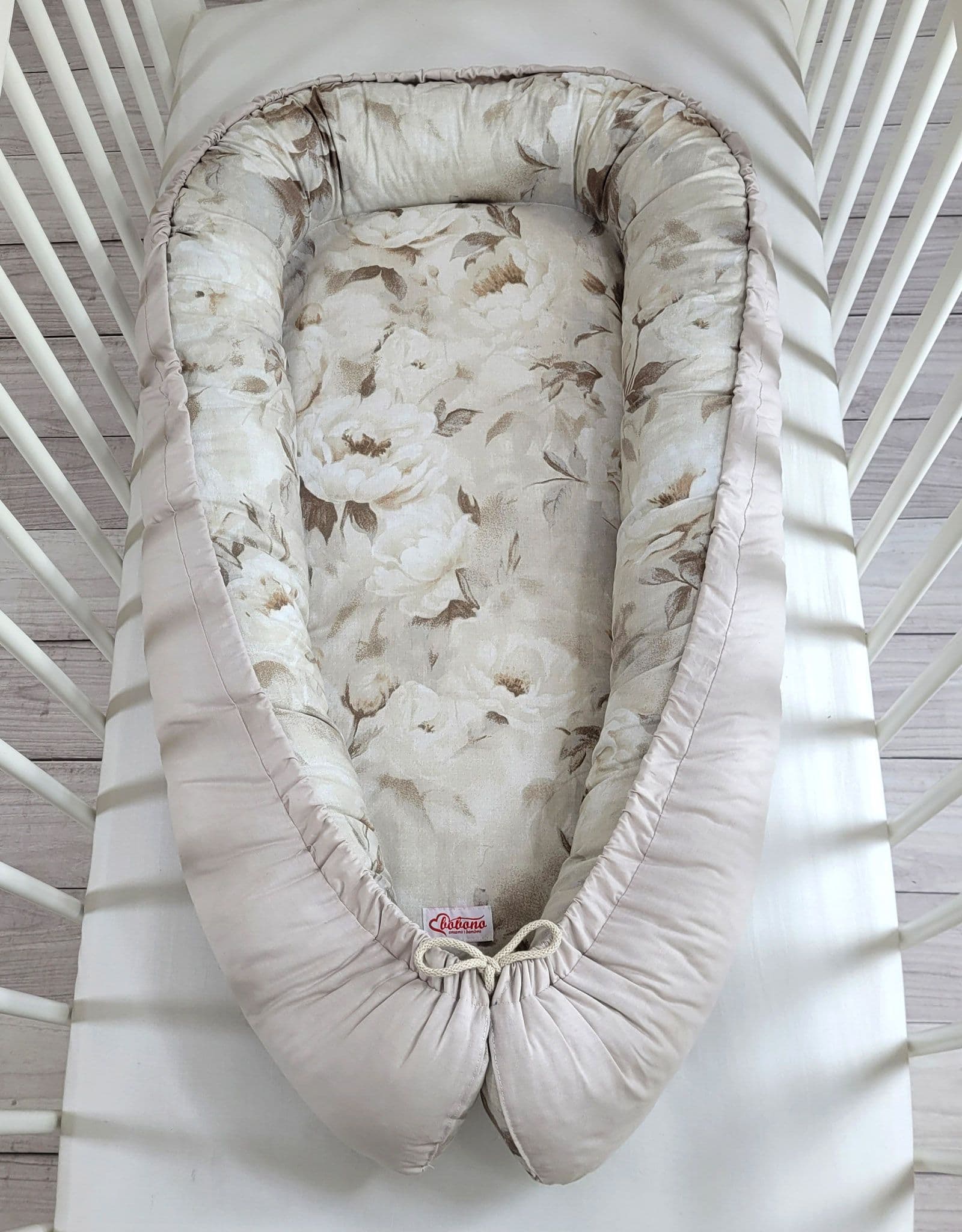 Kokon niemowlęcy dwustronny kojec otulacz Premium BOBONO- Peonies beige/ kamienna szarość