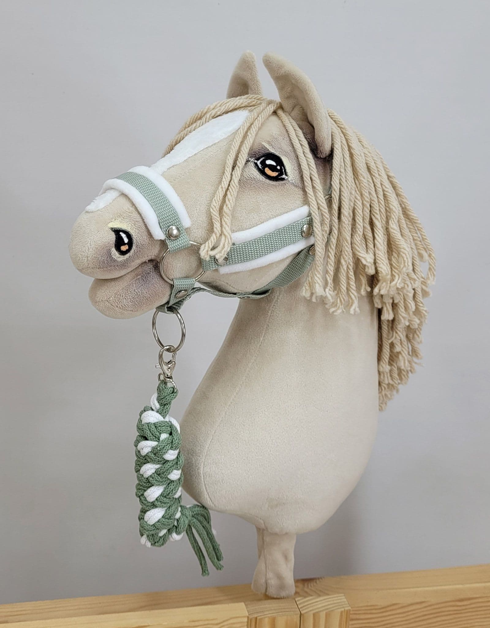 Uwiąz dla Hobby Horse ze sznurka – biało-szałwia