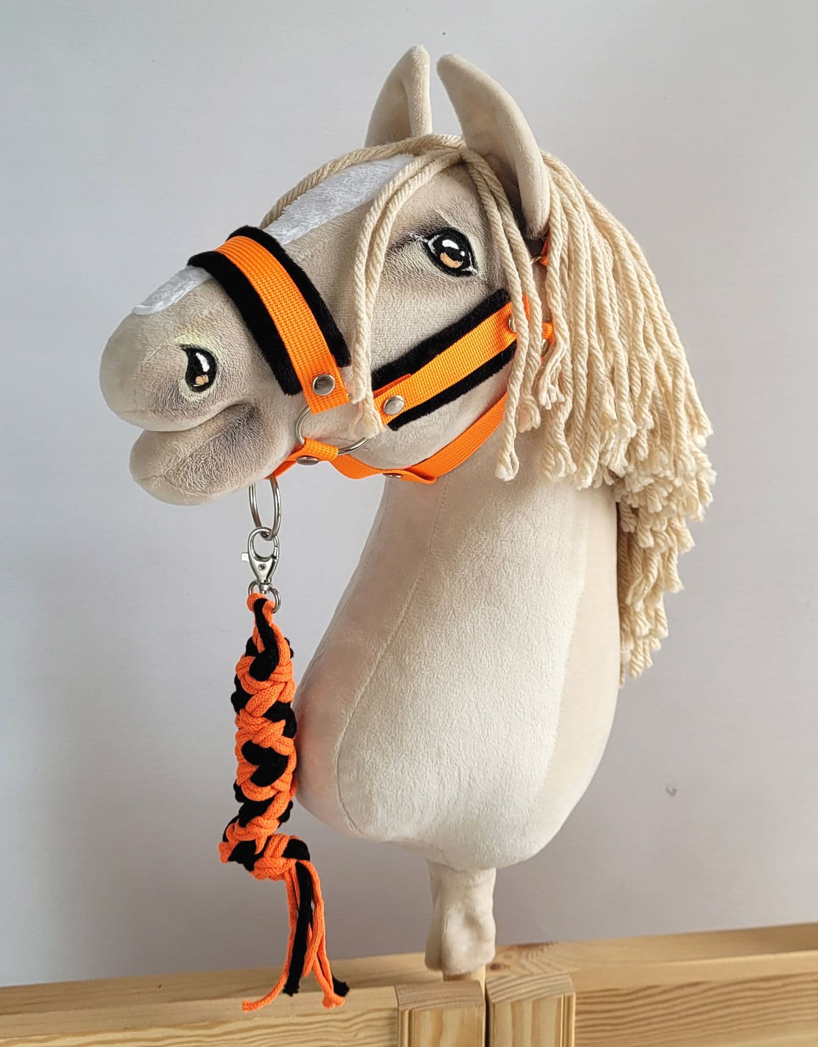 Uwiąz dla Hobby Horse ze sznurka – neon orange/ czarny