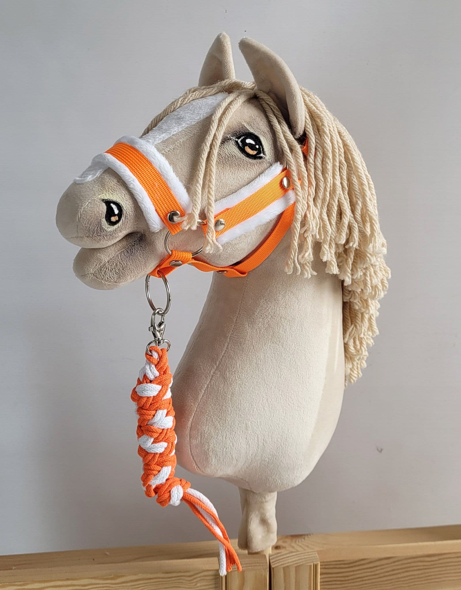 Uwiąz dla Hobby Horse ze sznurka – neon orange/ biały