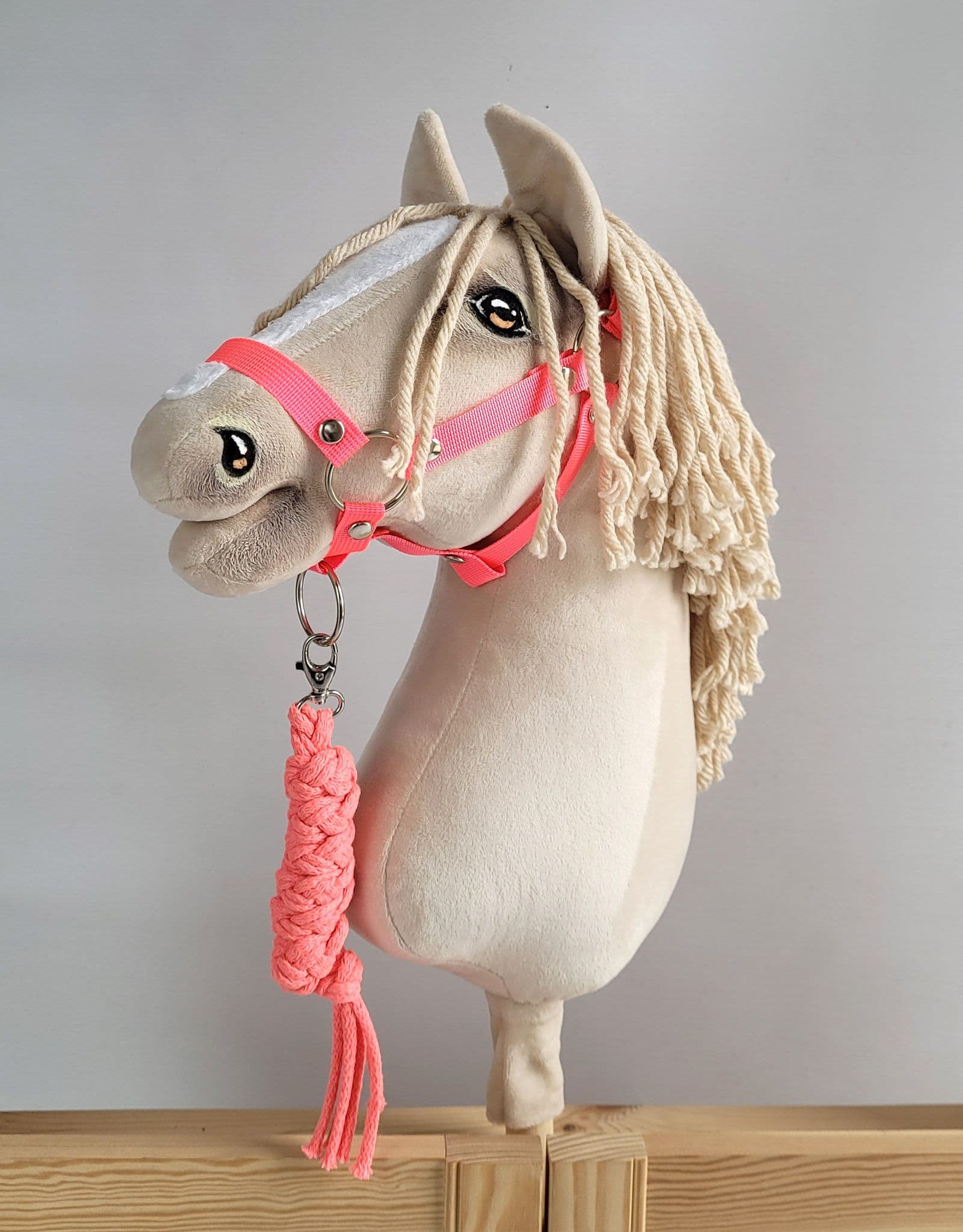 Uwiąz dla Hobby Horse ze sznurka – neon pink