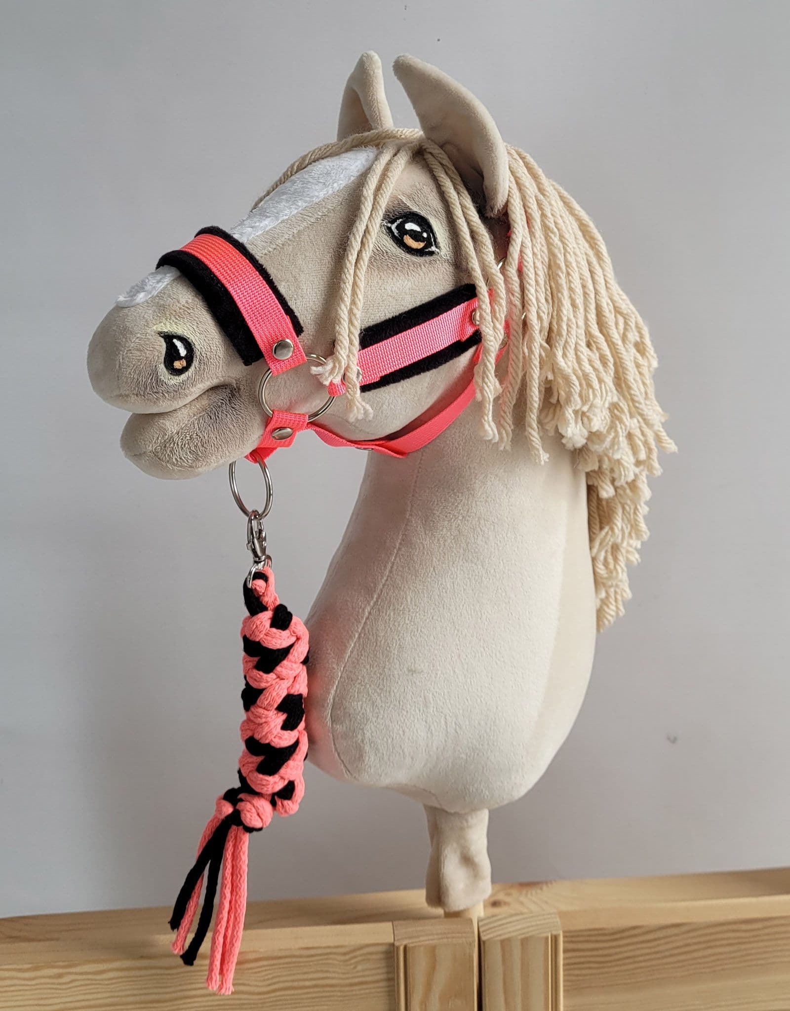 Uwiąz dla Hobby Horse ze sznurka – neon pink/ czarny