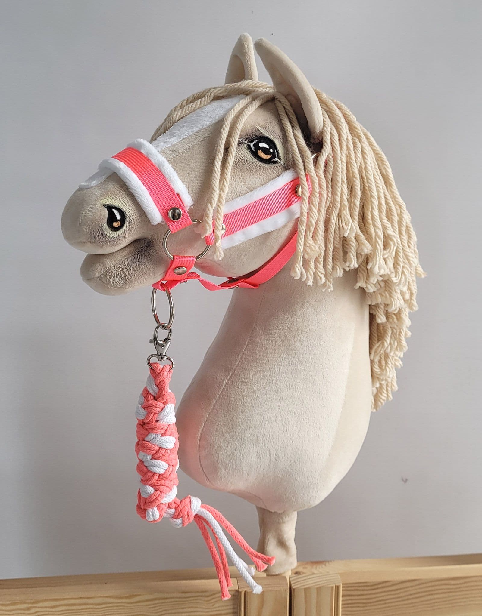 Uwiąz dla Hobby Horse ze sznurka – neon pink/ biały