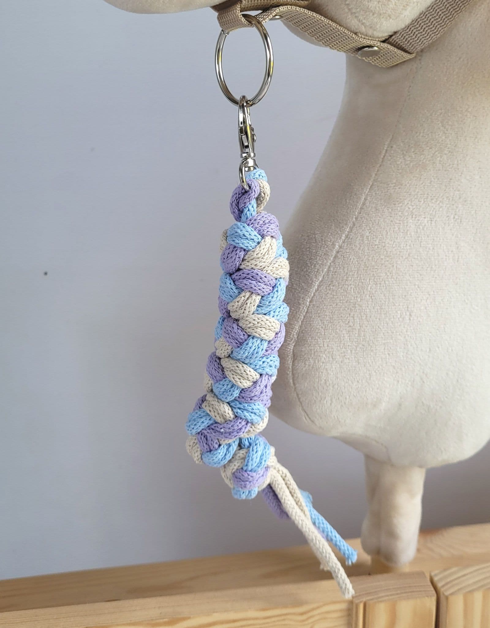 Uwiąz dla Hobby Horse ze sznurka – fiolet/ błękit/ jasny beż