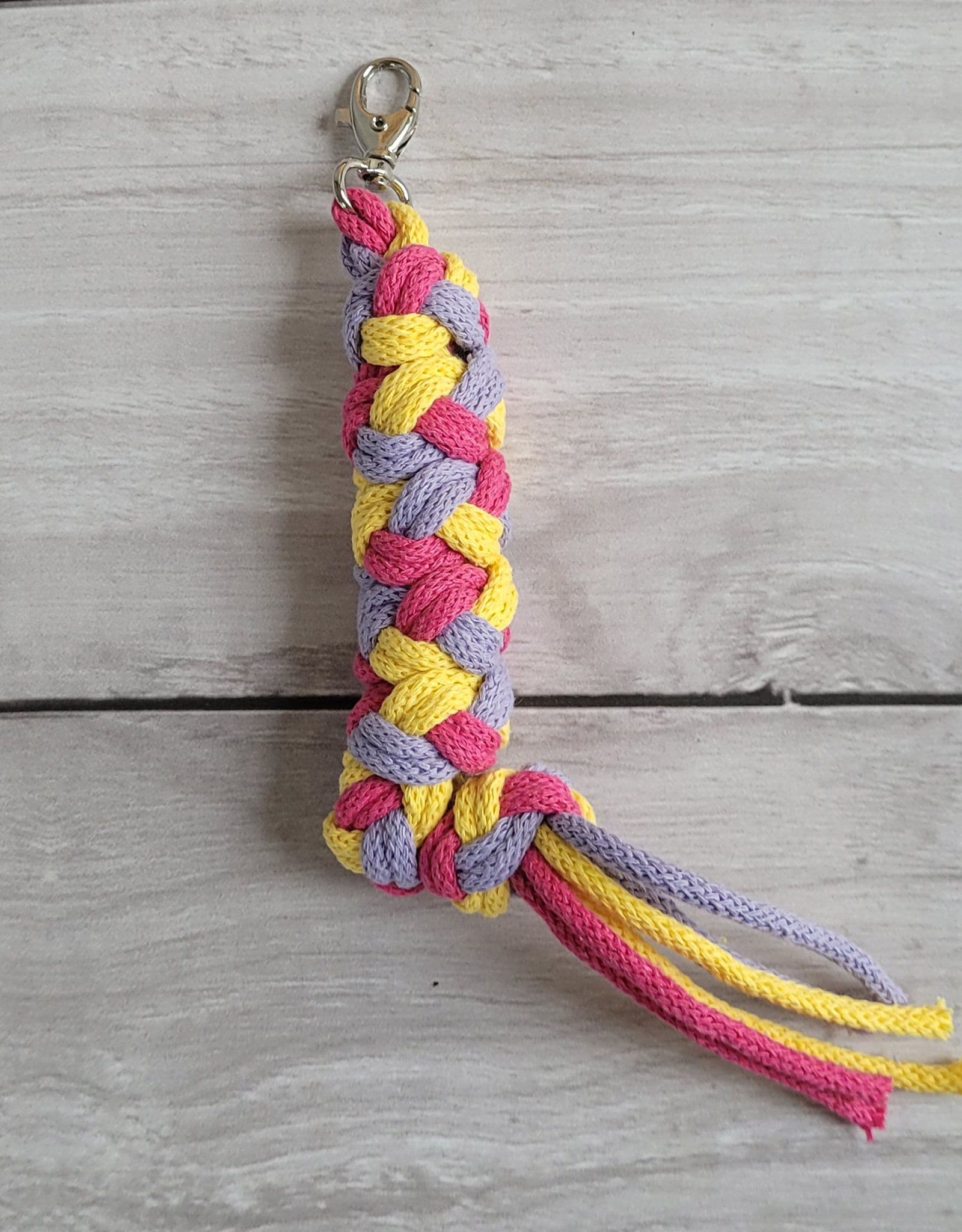 Uwiąz dla Hobby Horse ze sznurka – ciemny róż/ fiolet/ żółty