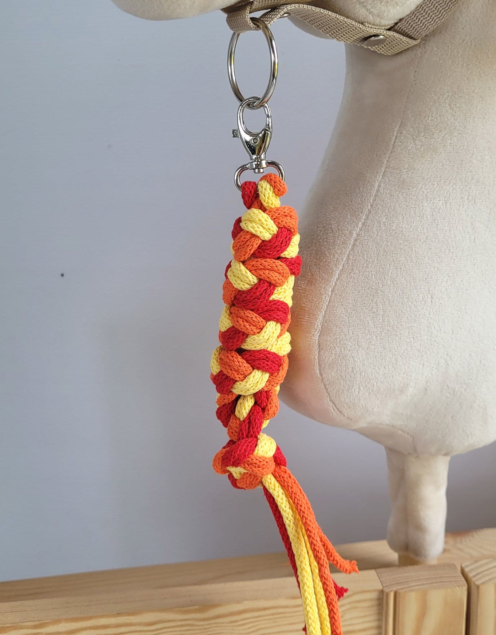 Uwiąz dla Hobby Horse ze sznurka – czerwony/ pomarańczowy/ żółty