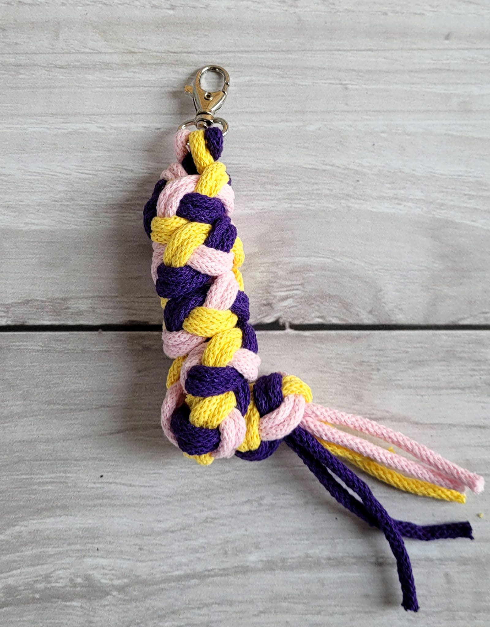 Uwiąz dla Hobby Horse ze sznurka – jasny róż/ ciemny fiolet/ żółty